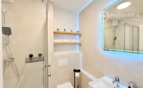 JUH - PRI AUPARKU - 2 IZBOVÝ BYT KOMPLETNE ZARIADENÝ .