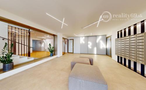 JUH - PRI AUPARKU - 2 IZBOVÝ BYT KOMPLETNE ZARIADENÝ .