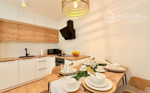 JUH - PRI AUPARKU - 2 IZBOVÝ BYT KOMPLETNE ZARIADENÝ .