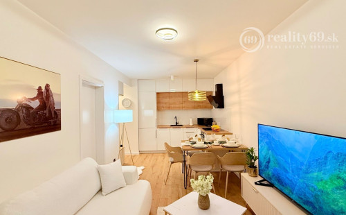 JUH - PRI AUPARKU - 2 IZBOVÝ BYT KOMPLETNE ZARIADENÝ .