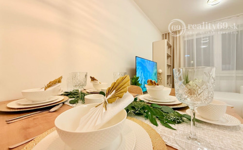 JUH - PRI AUPARKU - 2 IZBOVÝ BYT KOMPLETNE ZARIADENÝ .