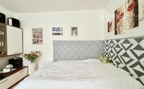 CENTRUM MESTA - JESENNÁ PEKNÝ 1 IZBOVÝ BYT VÝBORNÝ STAV.