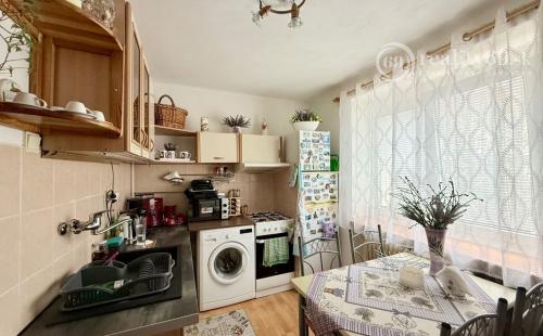 REZERVOVANÉ - CENTRUM MESTA - JESENNÁ PEKNÝ 1 IZBOVÝ BYT VÝBORNÝ STAV.