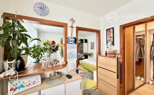 REZERVOVANÉ - CENTRUM MESTA - JESENNÁ PEKNÝ 1 IZBOVÝ BYT VÝBORNÝ STAV.