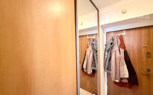 REZERVOVANÉ - CENTRUM MESTA - JESENNÁ PEKNÝ 1 IZBOVÝ BYT VÝBORNÝ STAV.