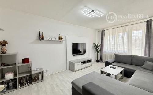 JUH PRI AUPARKU - JANTÁROVÁ -  3 IZBOVÝ BYT PO REKONŠTRUKCII 65 M2 S LODŽIOU.