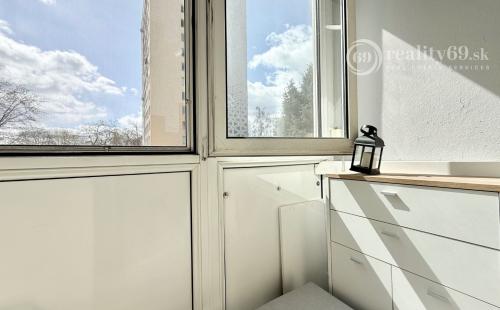 JUH PRI AUPARKU - JANTÁROVÁ -  3 IZBOVÝ BYT PO REKONŠTRUKCII 65 M2 S LODŽIOU.