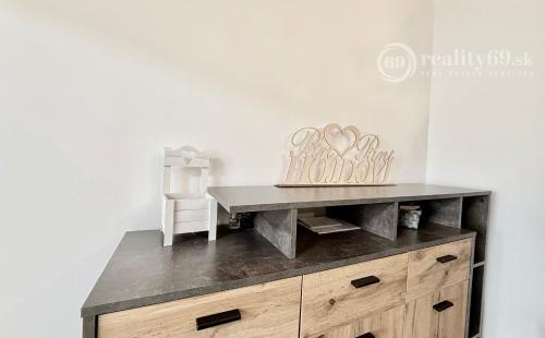 JUH PRI AUPARKU - JANTÁROVÁ -  3 IZBOVÝ BYT PO REKONŠTRUKCII 65 M2 S LODŽIOU.