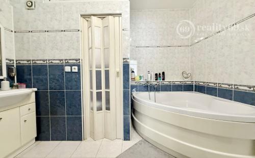 JUH PRI AUPARKU - JANTÁROVÁ -  3 IZBOVÝ BYT PO REKONŠTRUKCII 65 M2 S LODŽIOU.