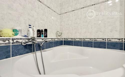 JUH PRI AUPARKU - JANTÁROVÁ -  3 IZBOVÝ BYT PO REKONŠTRUKCII 65 M2 S LODŽIOU.