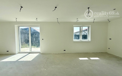 GEČA - DOM ZA CENU BYTU - KVALITNÁ NOVOSTAVBA 4 IZBOVÉHO RD, TERASA.