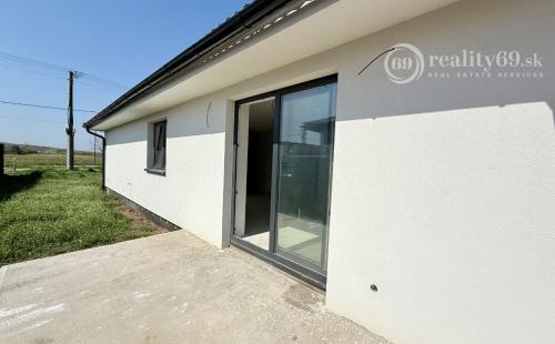 GEČA - DOM ZA CENU BYTU - KVALITNÁ NOVOSTAVBA 4 IZBOVÉHO RD, TERASA.