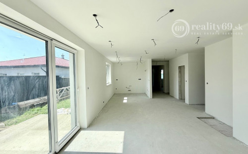 GEČA - DOM ZA CENU BYTU - KVALITNÁ NOVOSTAVBA 4 IZBOVÉHO RD, TERASA.