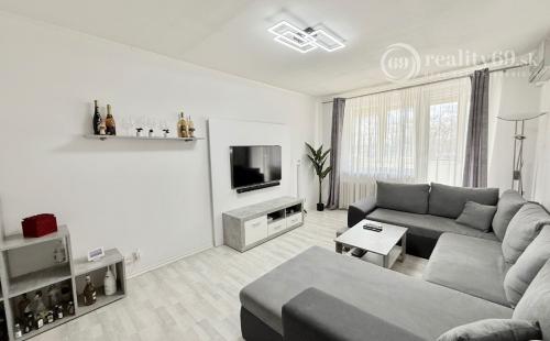 JUH PRI AUPARKU - JANTÁROVÁ -  3 IZBOVÝ BYT PO REKONŠTRUKCII 65 M2 S LODŽIOU.