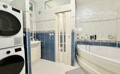 JUH PRI AUPARKU - JANTÁROVÁ -  3 IZBOVÝ BYT PO REKONŠTRUKCII 65 M2 S LODŽIOU.