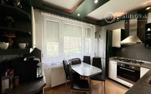 JUH PRI AUPARKU - JANTÁROVÁ -  3 IZBOVÝ BYT PO REKONŠTRUKCII 65 M2 S LODŽIOU.