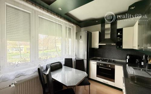 JUH PRI AUPARKU - JANTÁROVÁ -  3 IZBOVÝ BYT PO REKONŠTRUKCII 65 M2 S LODŽIOU.