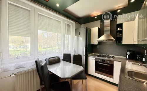 JUH PRI AUPARKU - JANTÁROVÁ -  3 IZBOVÝ BYT PO REKONŠTRUKCII 65 M2 S LODŽIOU.