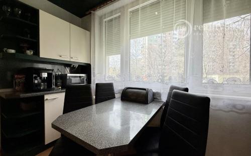 JUH PRI AUPARKU - JANTÁROVÁ -  3 IZBOVÝ BYT PO REKONŠTRUKCII 65 M2 S LODŽIOU.