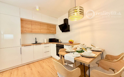 JUH - PRI AUPARKU - 2 IZBOVÝ BYT KOMPLETNE ZARIADENÝ .