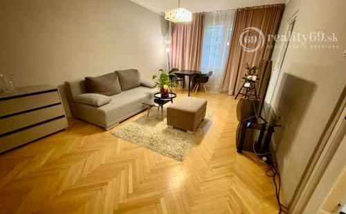 SEVER - BOŽENY NEMCOVEJ 1 IZBOVÝ BYT 40 M2 PO REKONŠTRUKCII, BALKÓN, PLASTOVÉ OKNÁ, ZATEPLENÝ OBYTNÝ DOM.