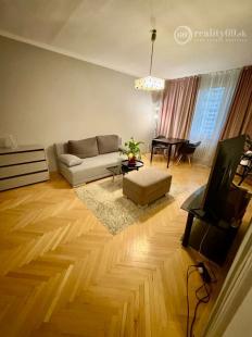 SEVER - BOŽENY NEMCOVEJ 1 IZBOVÝ BYT 40 M2 PO REKONŠTRUKCII, BALKÓN, PLASTOVÉ OKNÁ, ZATEPLENÝ OBYTNÝ DOM.