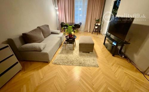 SEVER - BOŽENY NEMCOVEJ 1 IZBOVÝ BYT 40 M2 PO REKONŠTRUKCII, BALKÓN, PLASTOVÉ OKNÁ, ZATEPLENÝ OBYTNÝ DOM.