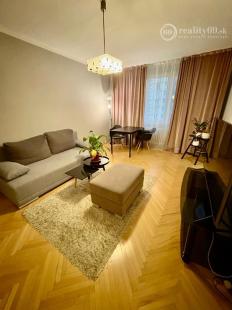 SEVER - BOŽENY NEMCOVEJ 1 IZBOVÝ BYT 40 M2 PO REKONŠTRUKCII, BALKÓN, PLASTOVÉ OKNÁ, ZATEPLENÝ OBYTNÝ DOM.