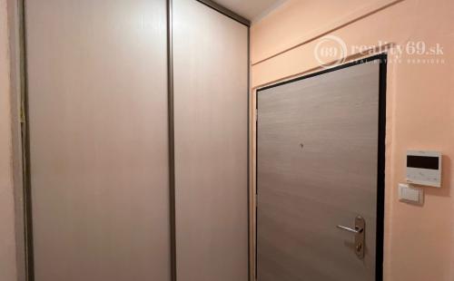 SEVER - BOŽENY NEMCOVEJ 1 IZBOVÝ BYT 40 M2 PO REKONŠTRUKCII, BALKÓN, PLASTOVÉ OKNÁ, ZATEPLENÝ OBYTNÝ DOM.