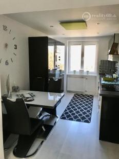 JUH - MODERNÝ ZARIADENÝ 2 IZBOVÝ TEHLOVÝ BYT S BALKÓNOM.