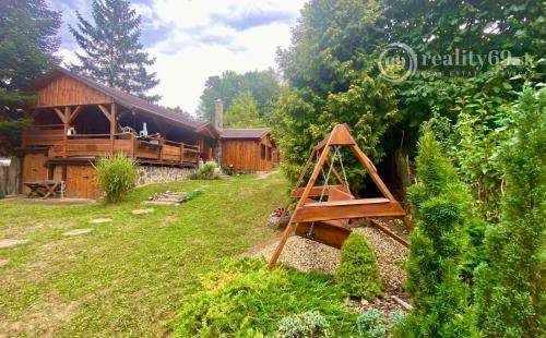 MAĎARSKO - LUXUSNÁ CHATA S LETNOU KUCHYŇOU A BAZÉNOM.