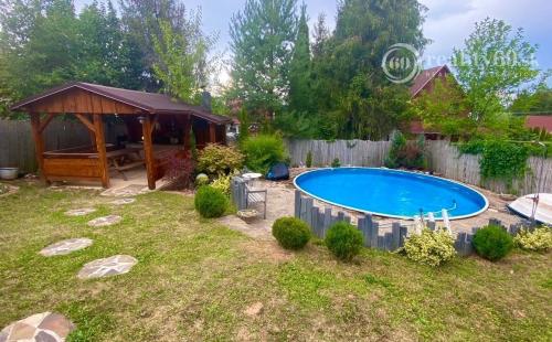 MAĎARSKO - LUXUSNÁ CHATA S LETNOU KUCHYŇOU A BAZÉNOM.