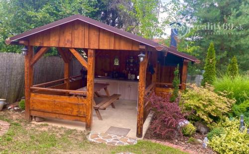 MAĎARSKO - LUXUSNÁ CHATA S LETNOU KUCHYŇOU A BAZÉNOM.