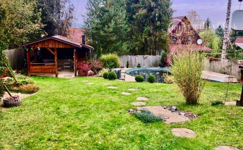 MAĎARSKO - LUXUSNÁ CHATA S LETNOU KUCHYŇOU A BAZÉNOM.