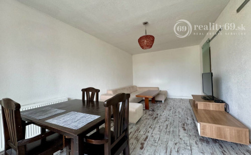 ROSNÁ - PEKNÝ 1,5  IZBOVÝ BYT PO REKONŠTRUKCII ČIASTOČNE ZARIADENÝ.