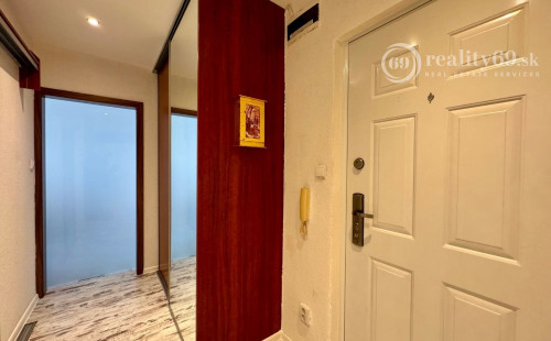 ROSNÁ - PEKNÝ 1,5  IZBOVÝ BYT PO REKONŠTRUKCII ČIASTOČNE ZARIADENÝ.