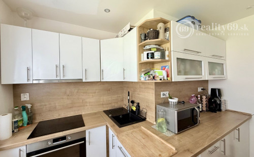 REZERVOVANÉ - TERASA - POVAŽSKÁ  3 IZBOVÝ ZARIADENÝ BYT 68 M2, PO VKUSNEJ REKONŠTRUKCII, VÝBORNÁ LOKALITA.