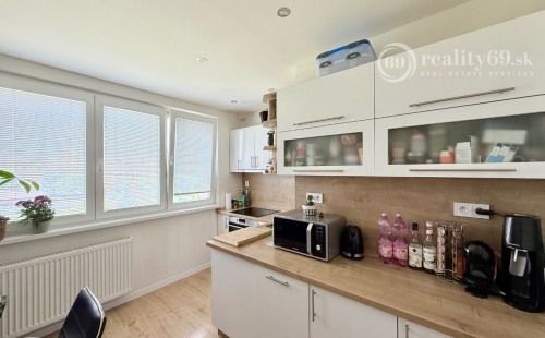 REZERVOVANÉ - TERASA - POVAŽSKÁ  3 IZBOVÝ ZARIADENÝ BYT 68 M2, PO VKUSNEJ REKONŠTRUKCII, VÝBORNÁ LOKALITA.