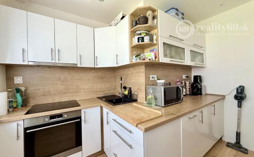 REZERVOVANÉ - TERASA - POVAŽSKÁ  3 IZBOVÝ ZARIADENÝ BYT 68 M2, PO VKUSNEJ REKONŠTRUKCII, VÝBORNÁ LOKALITA.