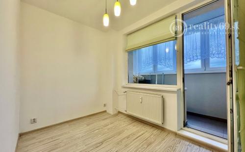 JAZERO - METEOROVÁ  1,5 IZBOVÝ BYT 42 M2, LODŽIA, SKRINE NA CHODBE, TV, INTERNET.