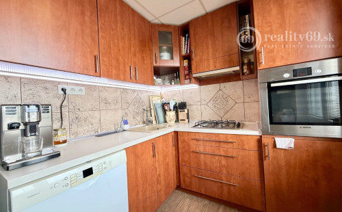 SEVER - ČÁRSKEHO TEHLOVÝ 2 IZBOVÝ KOMPLETNÁ REKONŠTRUKCIA 54 M2.