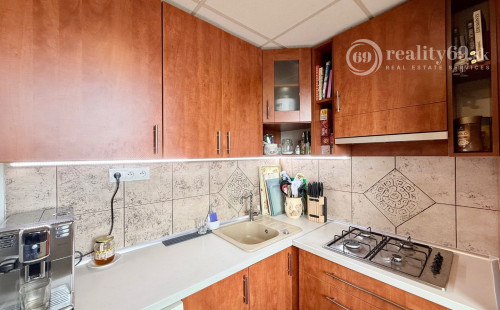 SEVER - ČÁRSKEHO TEHLOVÝ 2 IZBOVÝ KOMPLETNÁ REKONŠTRUKCIA 54 M2.