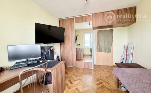 SEVER - ČÁRSKEHO TEHLOVÝ 2 IZBOVÝ KOMPLETNÁ REKONŠTRUKCIA 54 M2.