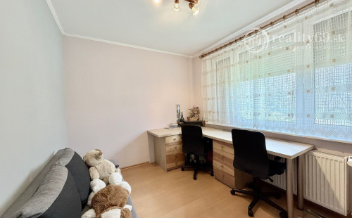 JUH PRI AUPARKU - JANTÁROVÁ -  3 IZBOVÝ BYT PO REKONŠTRUKCII 65 M2 S LODŽIOU.