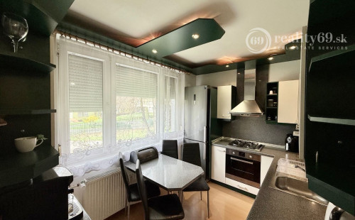 JUH PRI AUPARKU - JANTÁROVÁ -  3 IZBOVÝ BYT PO REKONŠTRUKCII 65 M2 S LODŽIOU.