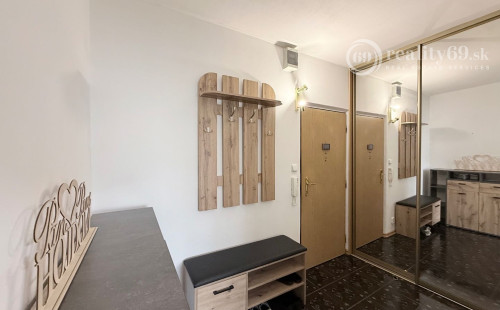 JUH PRI AUPARKU - JANTÁROVÁ -  3 IZBOVÝ BYT PO REKONŠTRUKCII 65 M2 S LODŽIOU.