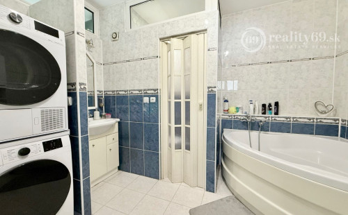 JUH PRI AUPARKU - JANTÁROVÁ -  3 IZBOVÝ BYT PO REKONŠTRUKCII 65 M2 S LODŽIOU.