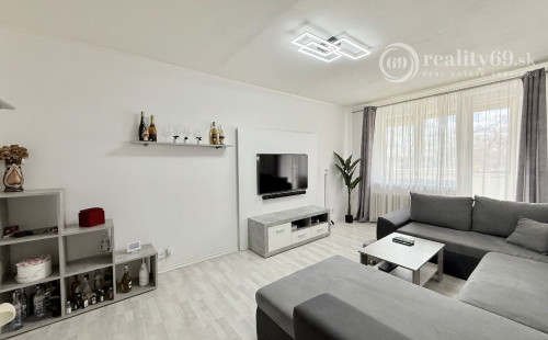 JUH PRI AUPARKU - JANTÁROVÁ -  3 IZBOVÝ BYT PO REKONŠTRUKCII 65 M2 S LODŽIOU.