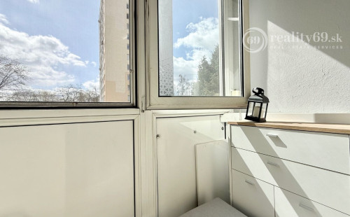 JUH PRI AUPARKU - JANTÁROVÁ -  3 IZBOVÝ BYT PO REKONŠTRUKCII 65 M2 S LODŽIOU.