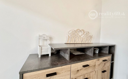 JUH PRI AUPARKU - JANTÁROVÁ -  3 IZBOVÝ BYT PO REKONŠTRUKCII 65 M2 S LODŽIOU.